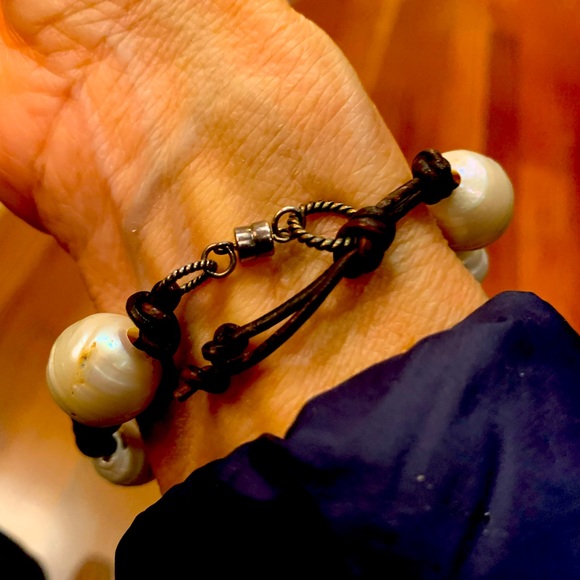 Pearl bracelet on leather strands. - Picture 3 of 3